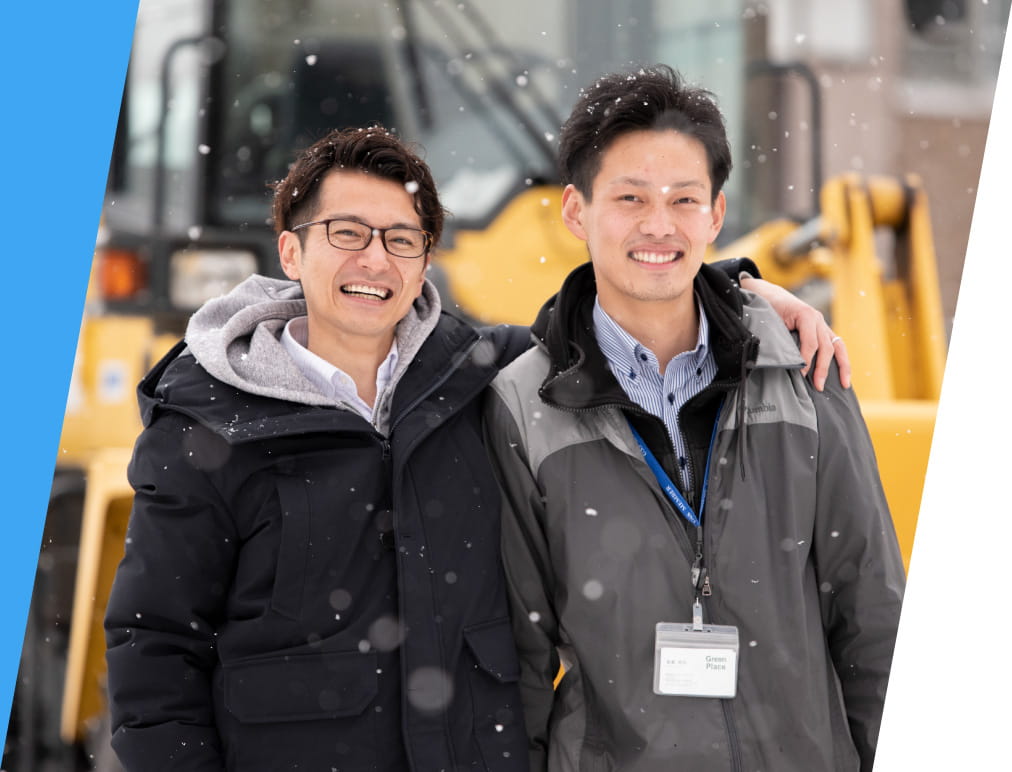 雪の中、肩を組んでいる二人の男性