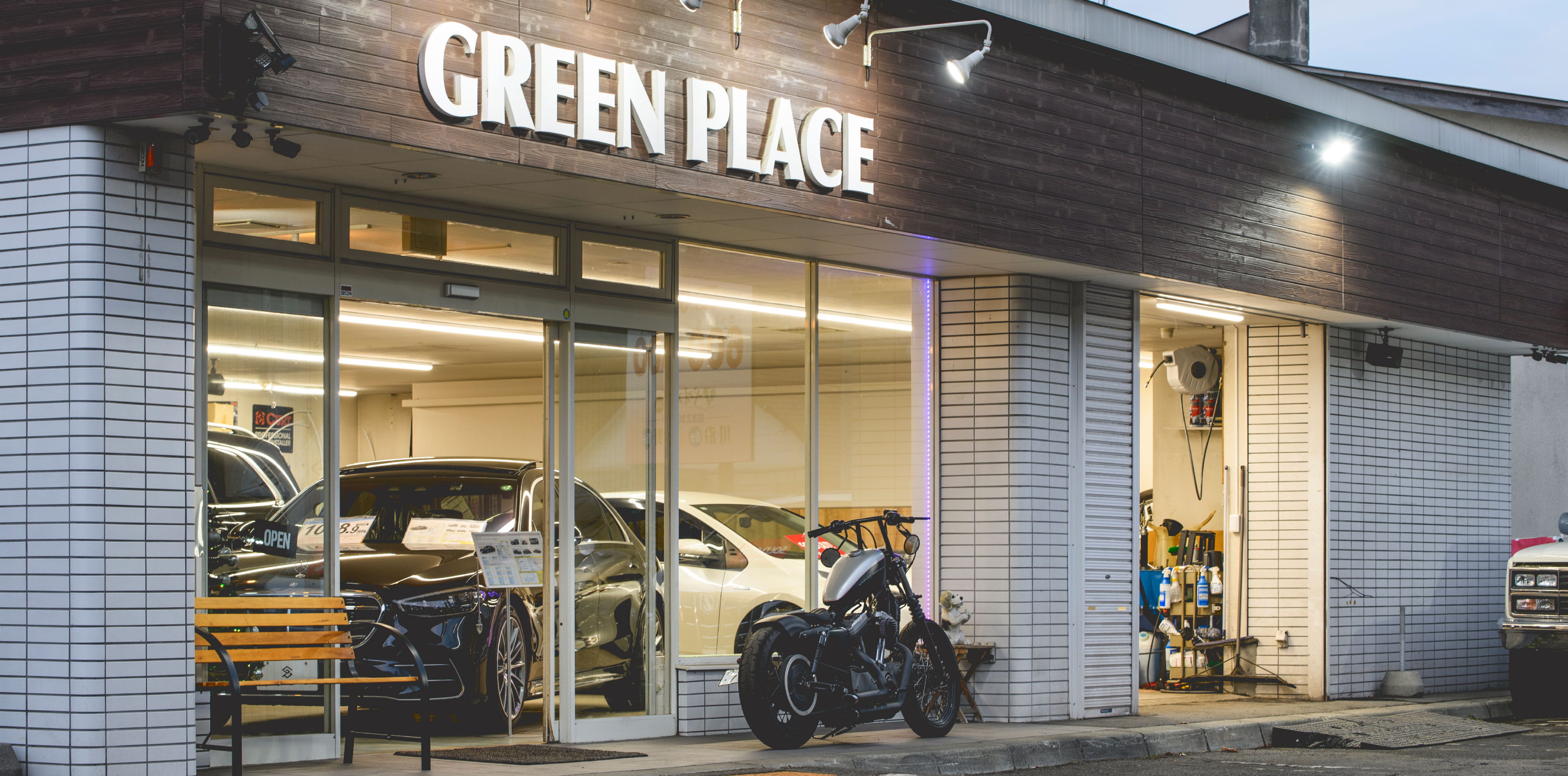 看板が照明に照らされたGREEN PLACEの外観