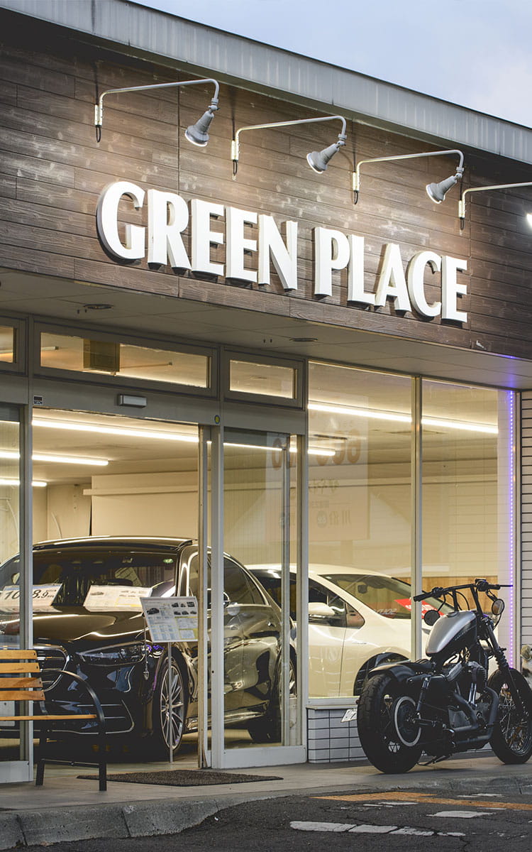 看板が照明に照らされたGREEN PLACEの外観